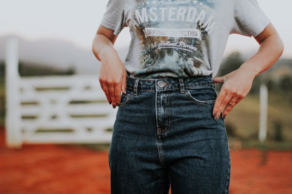 Mom jeans are one of many fashion trends that are making a comeback in 2021.