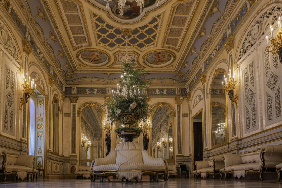 What Makes Custom Gold Gilding a Preferred Choice for Premium Interior Decoration Custom Gold Gilding